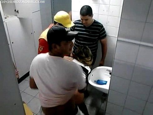 Safada do sexprive dando para 3 no banheiro